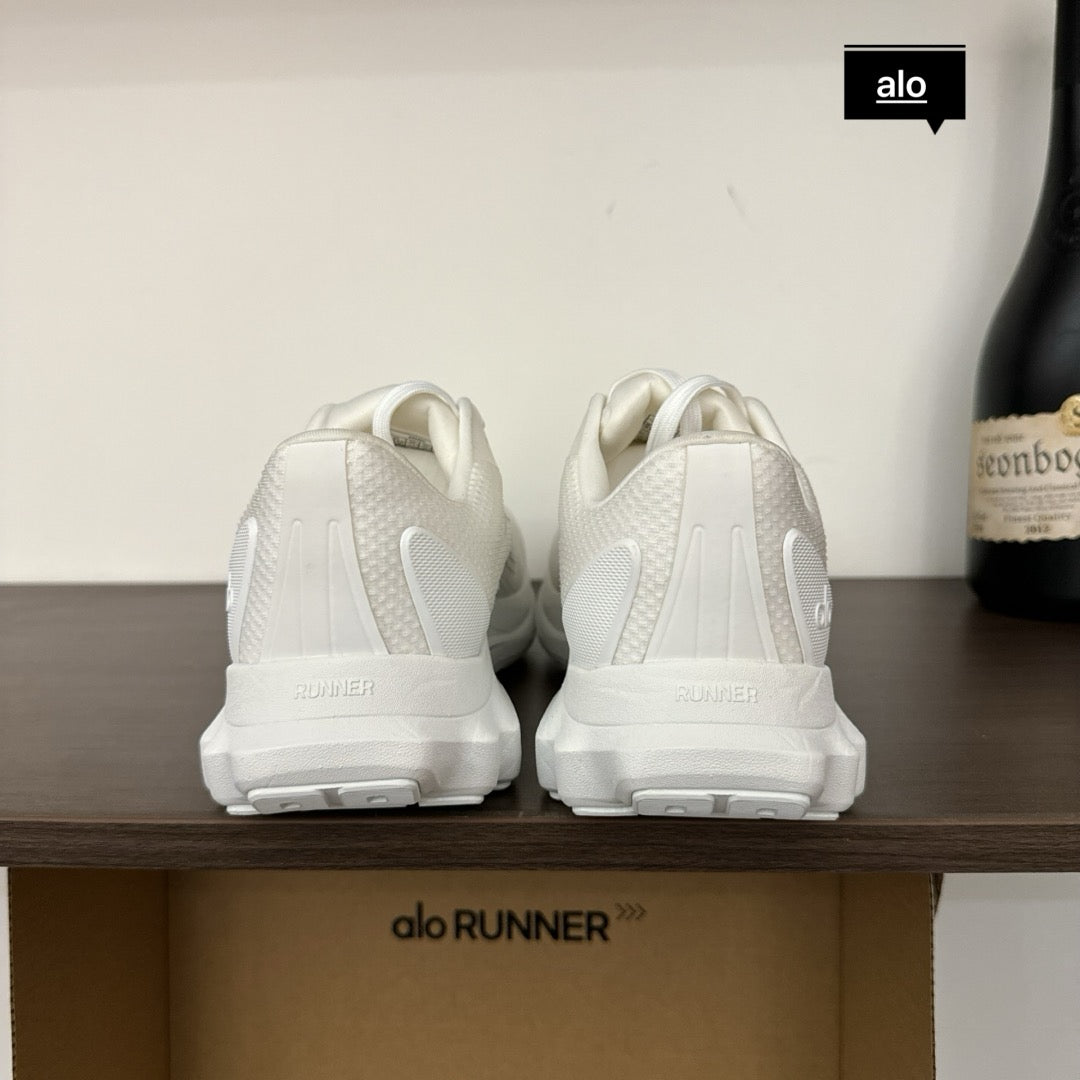 Alo yoga runner | White