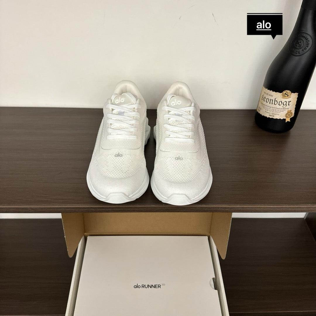 Alo yoga runner | White