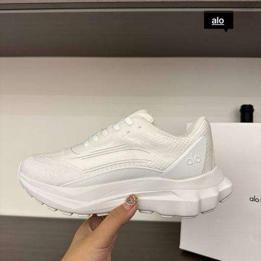 Alo yoga runner | White