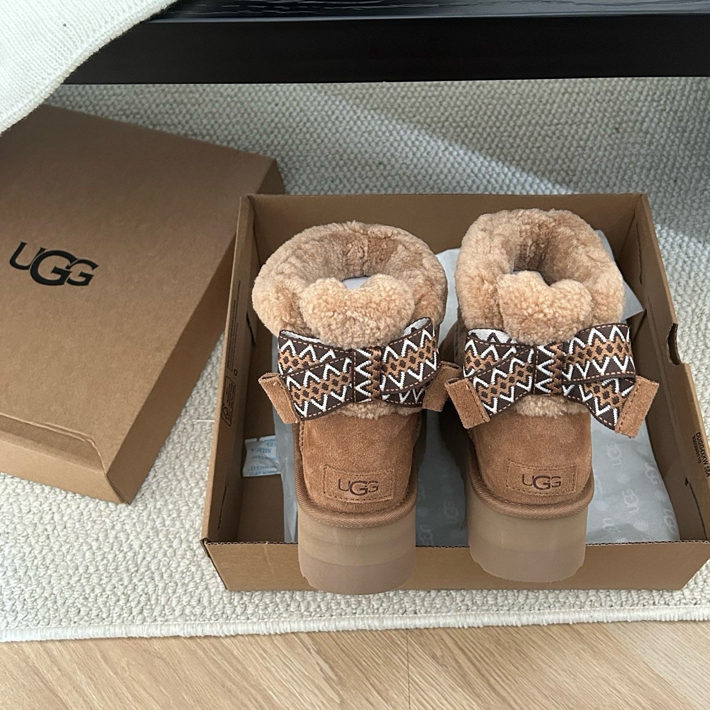UGG Classic Mini Maxi Curly Boot - Chestnut