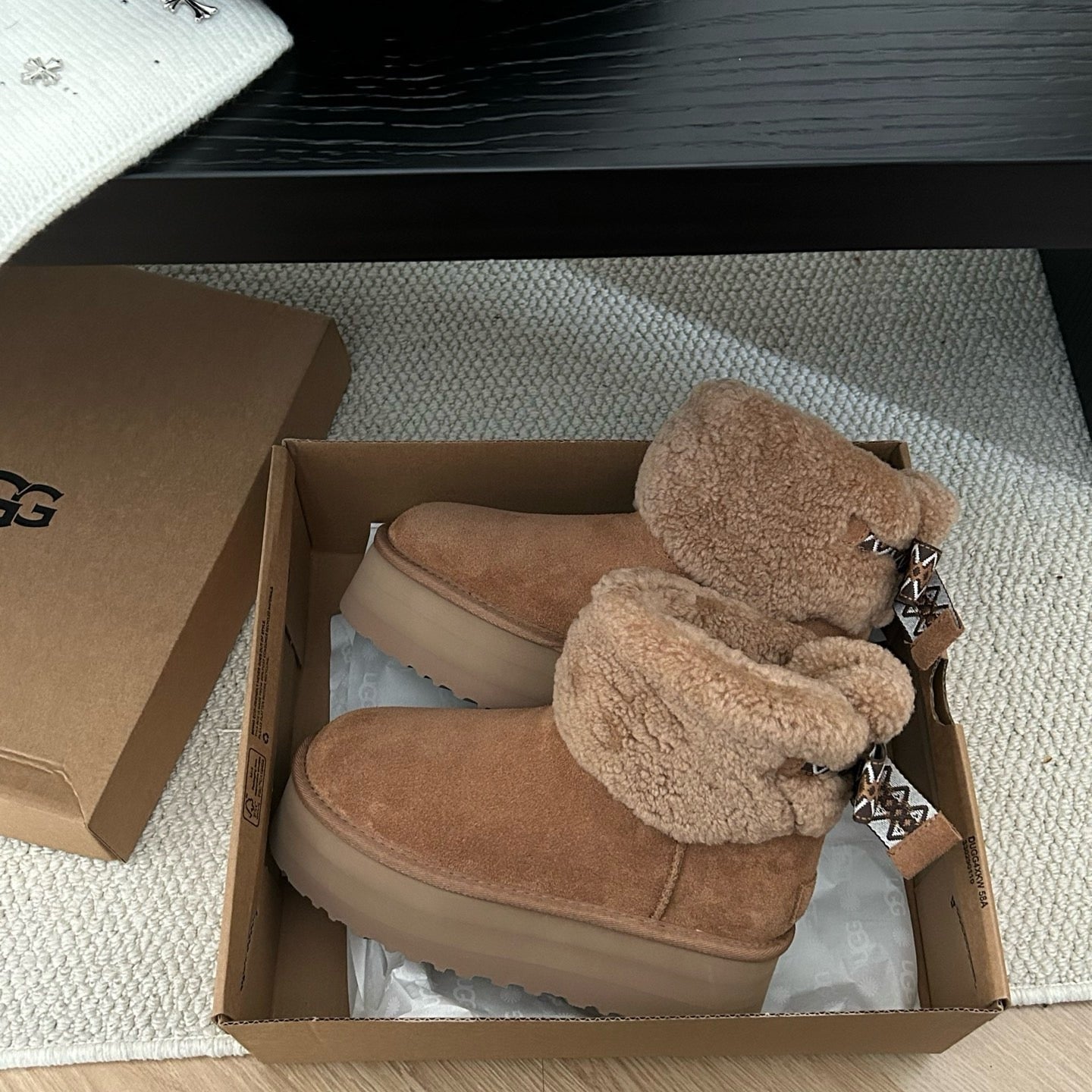 UGG Classic Mini Maxi Curly Boot - Chestnut