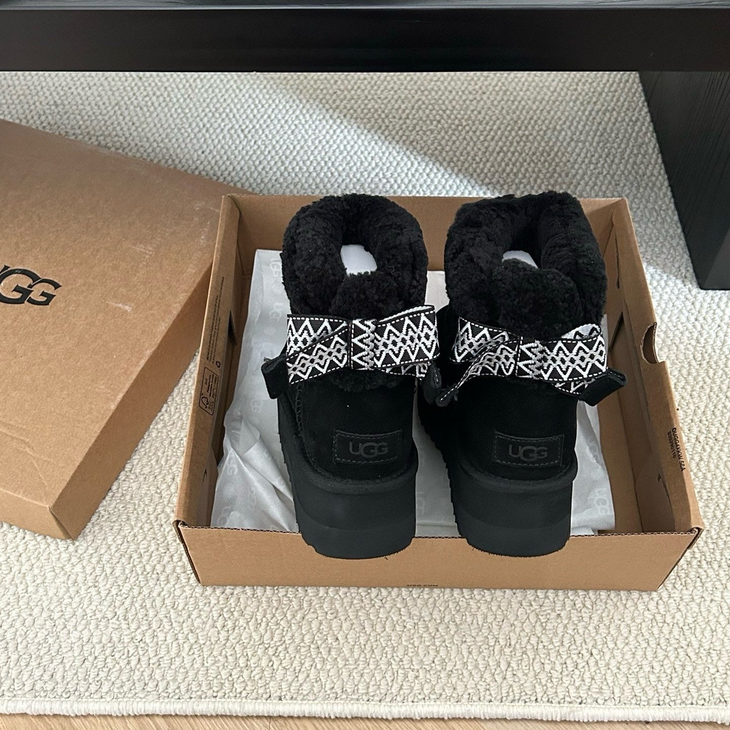 UGG Classic Mini Maxi Curly Boot - Black